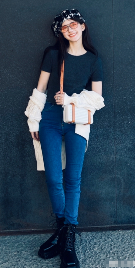 "甜妹"赵露思真的好瘦!紧身牛仔裤穿出铅笔腿,不愧是76斤