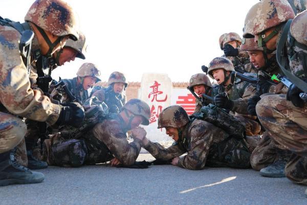 陆军某边防旅:用身边典型激发官兵冬训热情