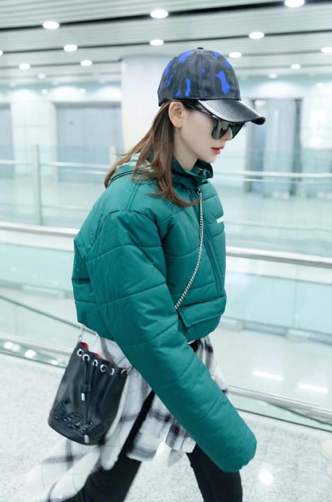 戚薇厉害了穿绿色羽绒服搭配黑色紧身裤走机场高级大气