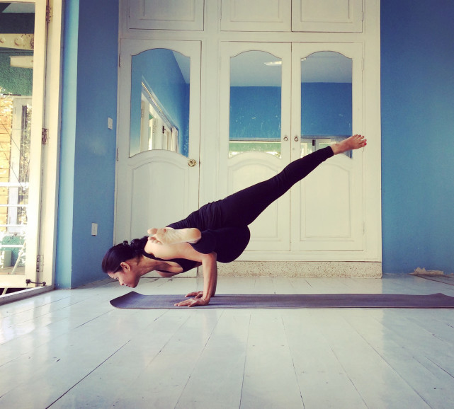 级别:高级目标:手臂,核心,腿部,臀部名称:单腿圣哲康