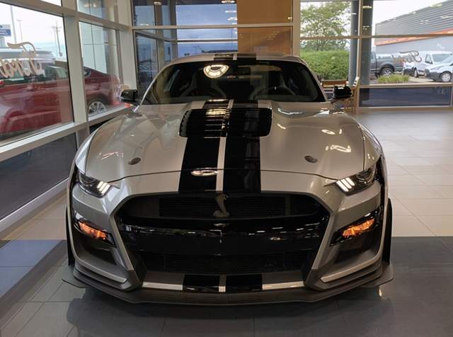 福特眼镜蛇车标野马现身搭v8动力引擎声浪惊人