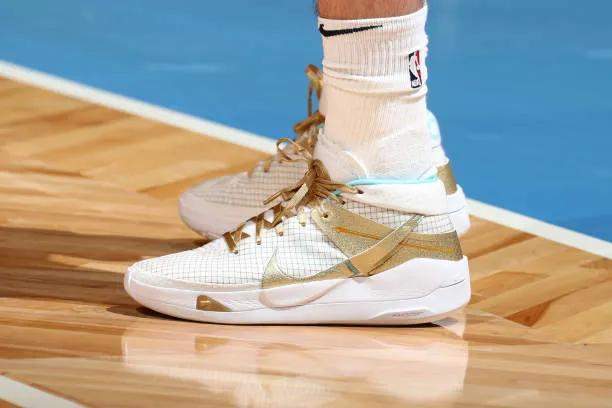 kd 13 eybl他的队友乔哈里斯上脚:登哥最新一代的签名鞋adidas harden