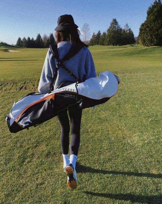 美女高尔夫球背影图图片