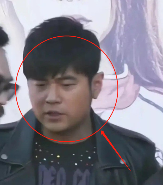 周杰伦近照发福变胖,脸部浮肿快认不出,41岁身体状态却惹人心疼_腾讯