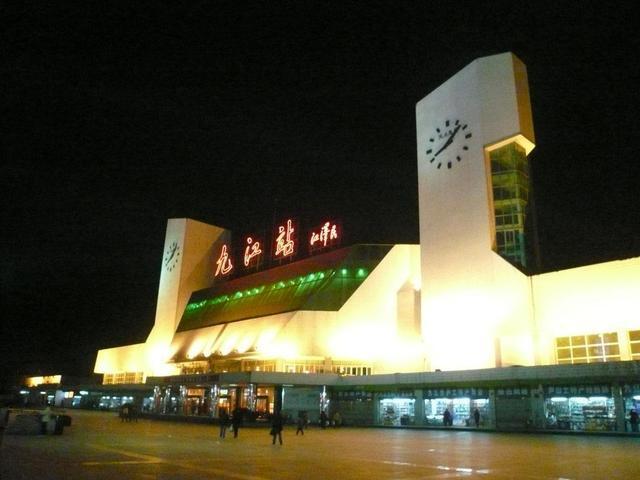 九江站前临长江,鄱阳湖,背倚风光奇秀的庐山,在九江站的造型上,设计师