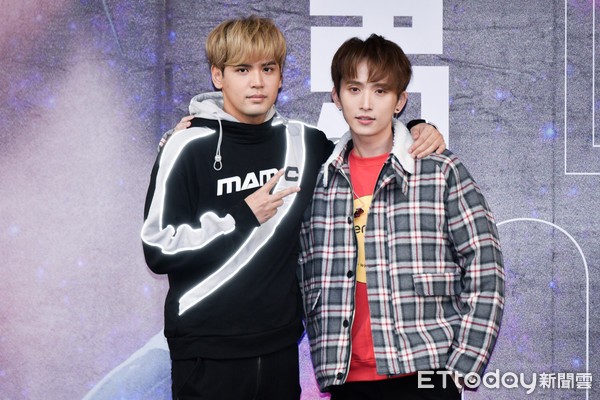 ▼韦礼安为陈零九,邱锋泽演唱会签票会站台,送上发热衣.