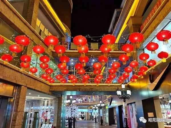 洋人街购物中心春节临近大红灯笼挂起来