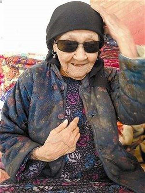 爱唱情歌的老奶奶如今133岁依然健在长寿秘诀其实十分简单