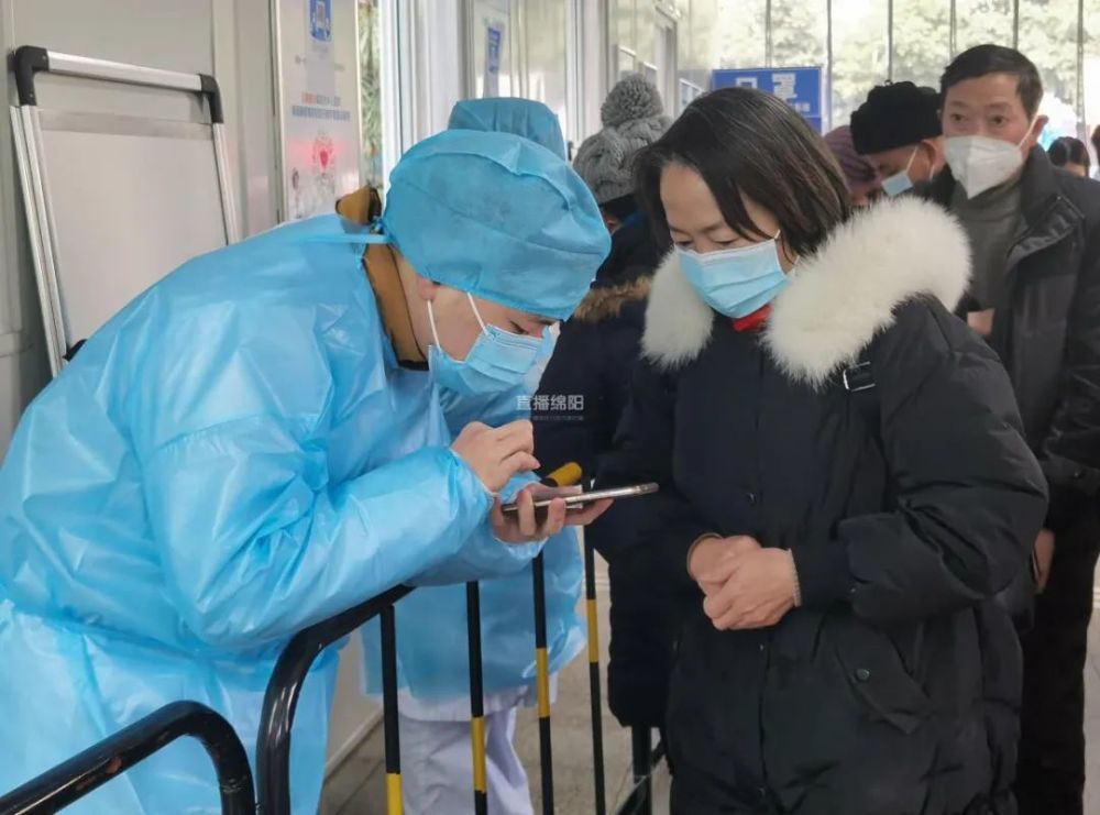 疫情常态化防控丨医院测温扫码戴口罩感控先行