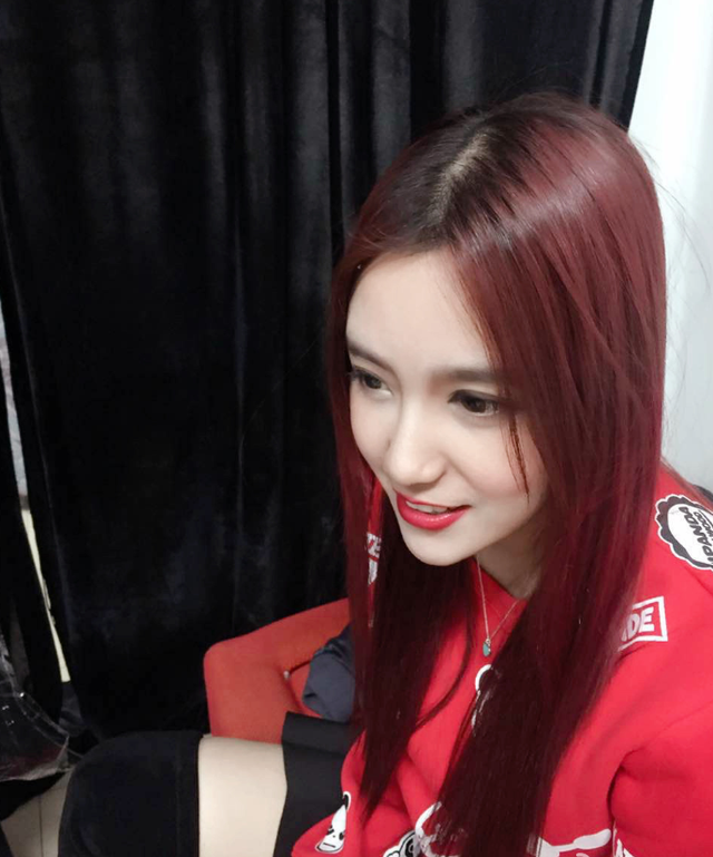 直到2016年,rita正式成为《英雄联盟》官方解说,但是由于刚刚入行