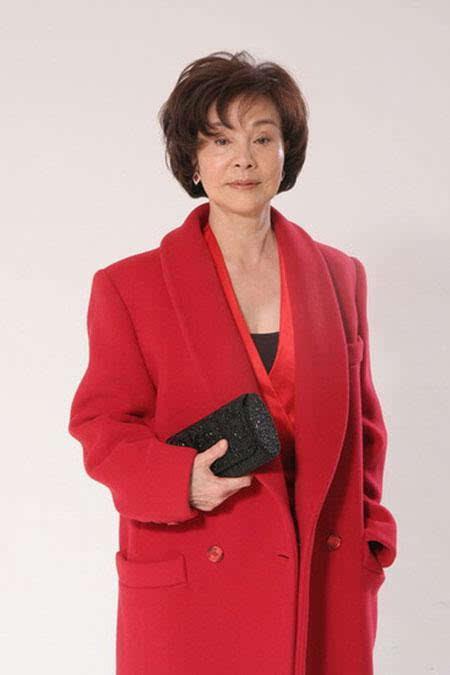 76岁归亚蕾气质真绝把红色大衣穿得洋气不土妈妈们照穿减龄
