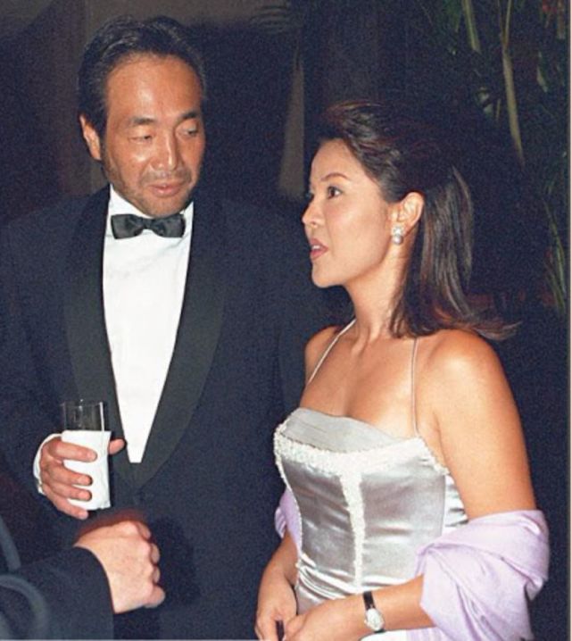 同年,隐蔽行踪的邓丽君传出和女导演麦灵芝的同性绯闻.