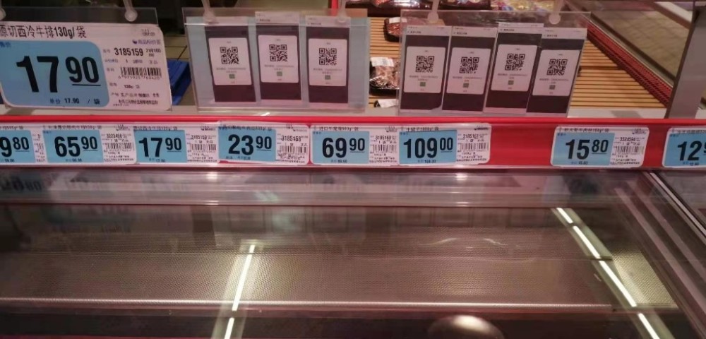 在西安区西新安街大润发超市(西安店),记者看到进口肉类柜台肉类价签