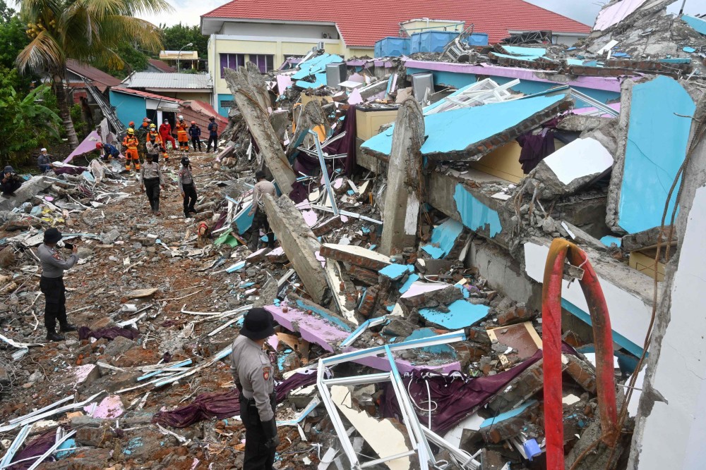 (外代一线)印尼地震死亡人数升至56人 救援工作紧张展开