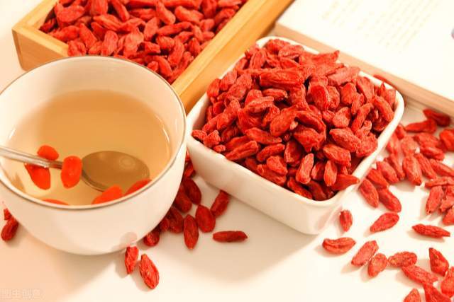 健康辟谣|泡枸杞时,直接加热水泡就"营养流失"了?