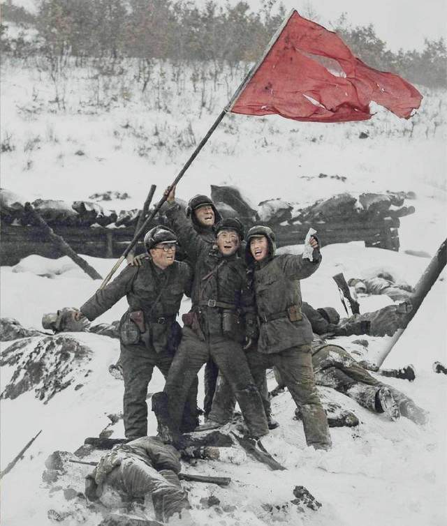 《跨过鸭绿江》剧照拍松骨峰战役时,很多演员头发,眉毛结成了冰,帽子