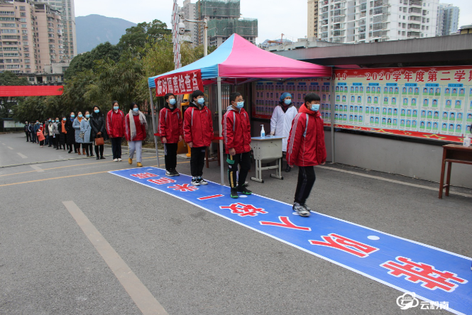 在都匀市毛尖镇江洲中学,学校组织270多名学生整齐的站在操场上,聆听