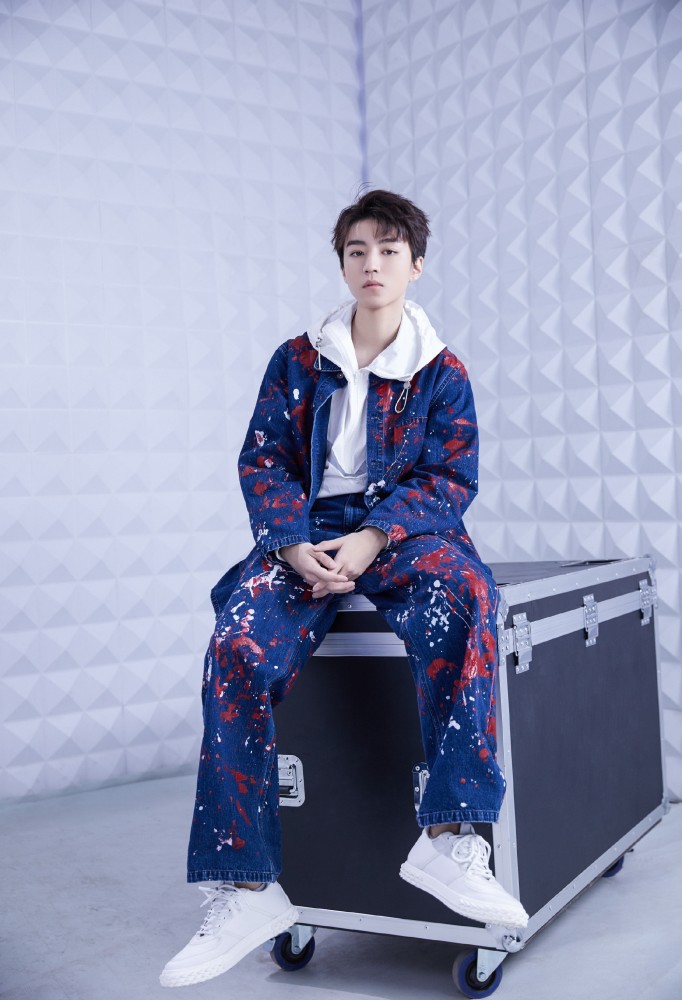 明明可以靠颜值王俊凯非要靠衣品吸睛印花衣服太个性时尚