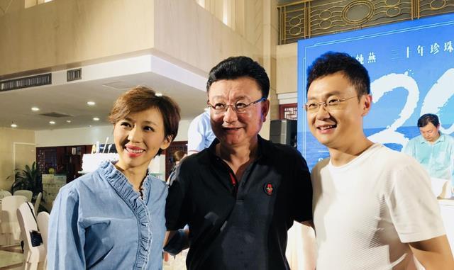 他是央视"新国脸",娶2婚北京"一姐",夫妻丁克17年终得爱子_腾讯新闻