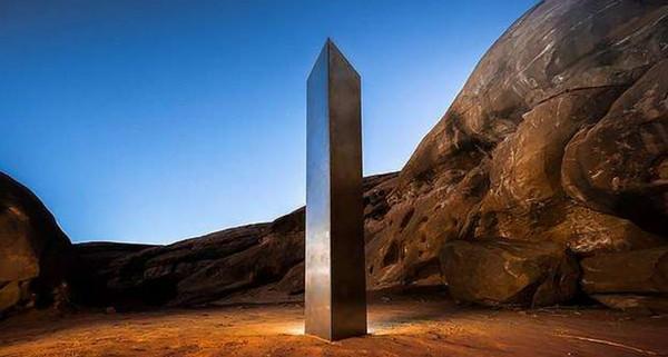 图为犹他州11月发现的金属柱