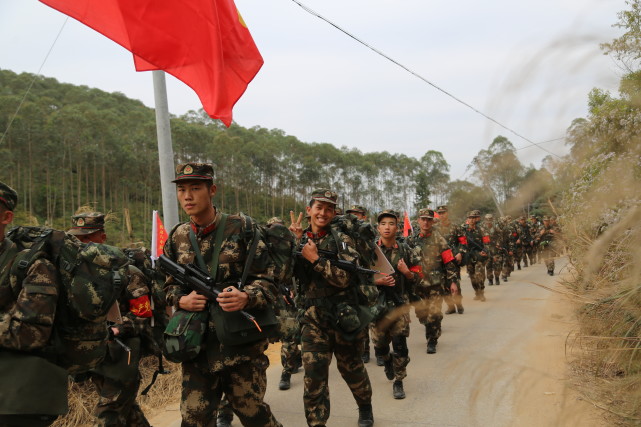 战味十足武警广东总队冬季野营拉练圆满收官