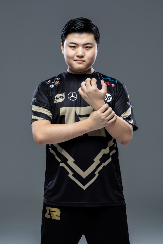 uzi直播被路人吐槽,没有uzi实力但有脾气,uzi笑而不语_腾讯新闻