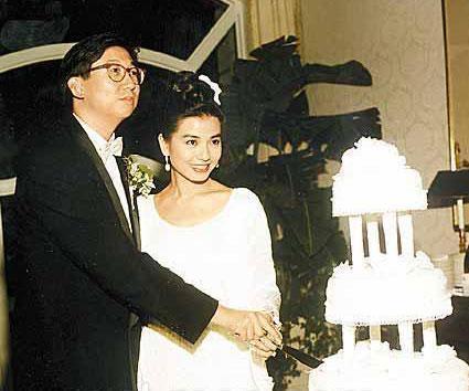 61岁钟楚红与蔡澜合照,招牌笑容迷人身材好,难忘老公独身至今_腾讯