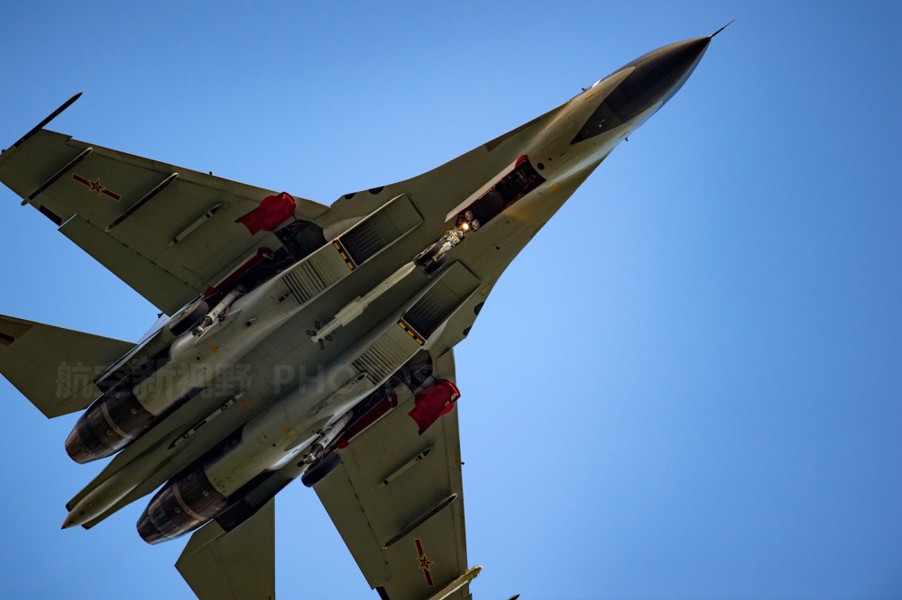 另类的苏-30mkk多用途战机,采用粉色高可视度涂装,目的性很明确_腾讯