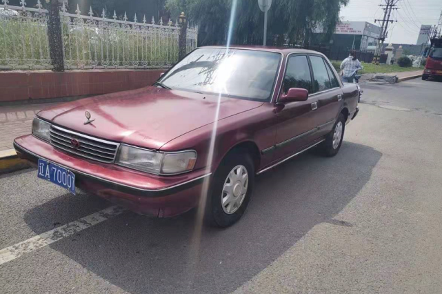 沈阳遇到一辆1992年的丰田基先达锐志前身如今给油还能跑