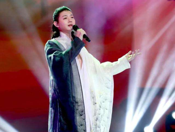 他的歌曲全是浓浓的中国风,如《春宴》,《七朵莲花》等等歌曲,都是