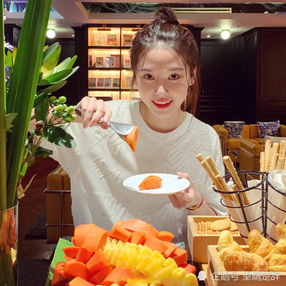 半藏森林就是重庆文理学院校花胡文婕,曾因一张剪刀手走红