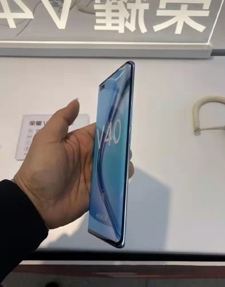 荣耀v40真机曝光 前置双打孔瀑布屏 后置方形大眼萌相机模块