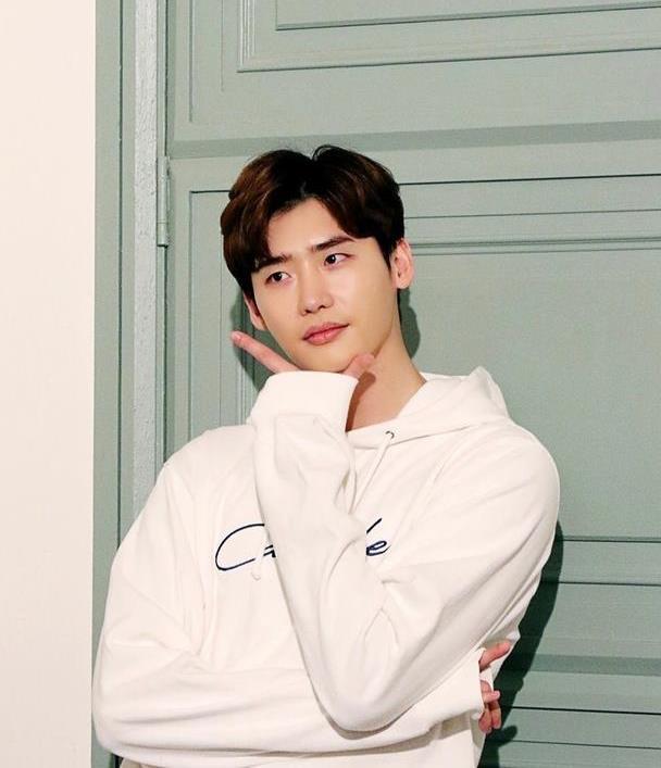 李钟硕即将霸气回归穿休闲装照样帅回巅峰占剧韩剧半个江山的男人