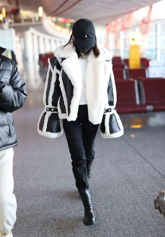 李沁穿拼接皮草搭马丁靴,又酷又有型,像个帅气的机车女郎!_腾讯新闻