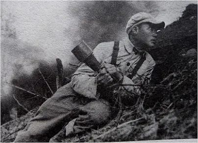 在上甘岭战役中,易才学炸毁敌人多个火力点,获得二级战斗英雄称号.