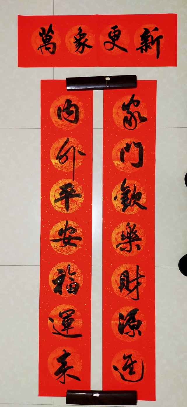 对联的两边都要互相对应.春联以前为桃符,是华人们过春节的重要标志.