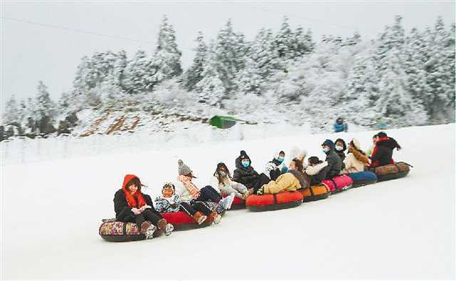 图为游客在仙女山景区滑雪(仙女山景区供图)