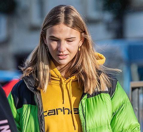 贝嫂维多利亚已经认可了罗密欧的女友,还曾让米娅穿着她品牌的衣服打