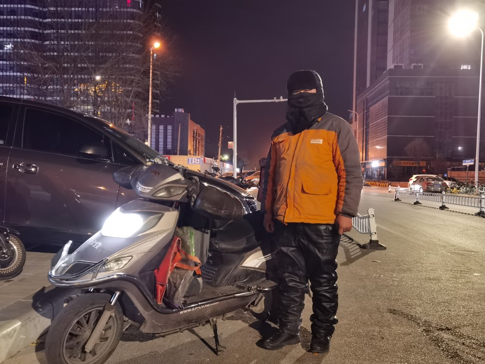 赵豪男在他的电动车旁,等待接单 记者 弯文奎摄除了配送订单外,赵豪男