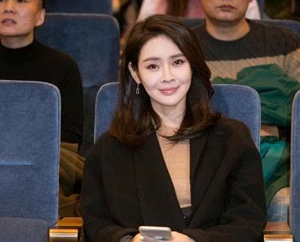 放弃当外交官做演员,与富豪丈夫闪婚恩爱十年,今37岁温婉动人