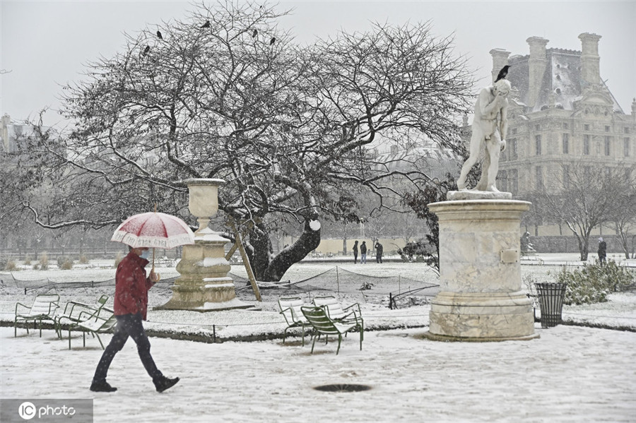 法国巴黎迎降雪卢浮宫银装素裹纯白世界美如画卷
