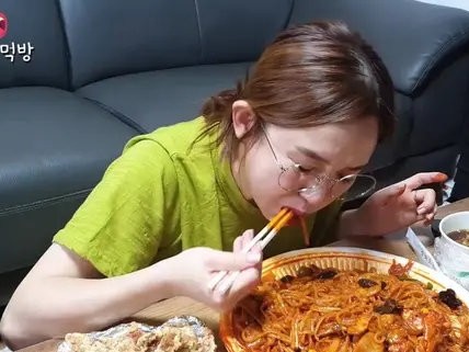 韩国吃播hamzy翻车,两面派做到极致,公司已解约_腾讯新闻