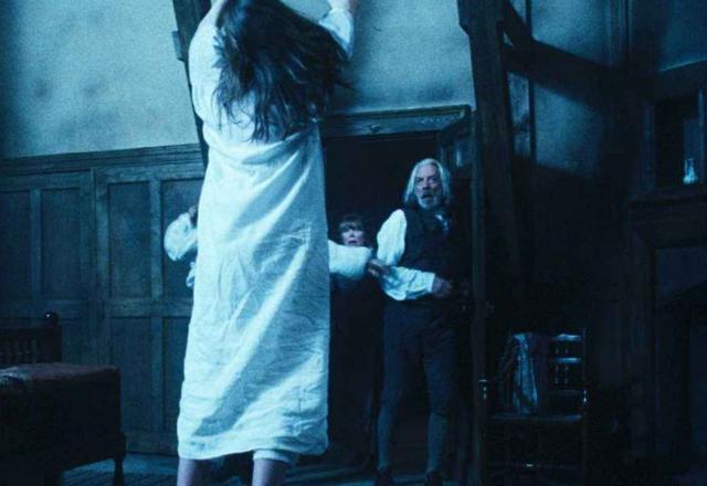 之后所发生的一系列恐怖的事情,孩子和夫妇两人会看到一些鬼魂出没,夜