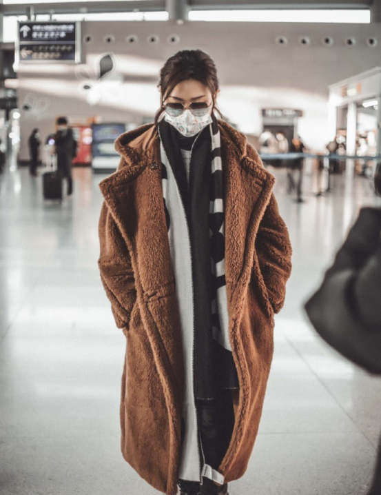 万茜把泰迪熊大衣穿得真时髦冬天像她这样穿保暖又不臃肿