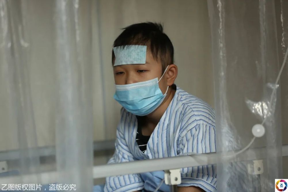 男童患病骨瘦如柴想见爷爷奶奶最后一面老人背着馒头千里进城