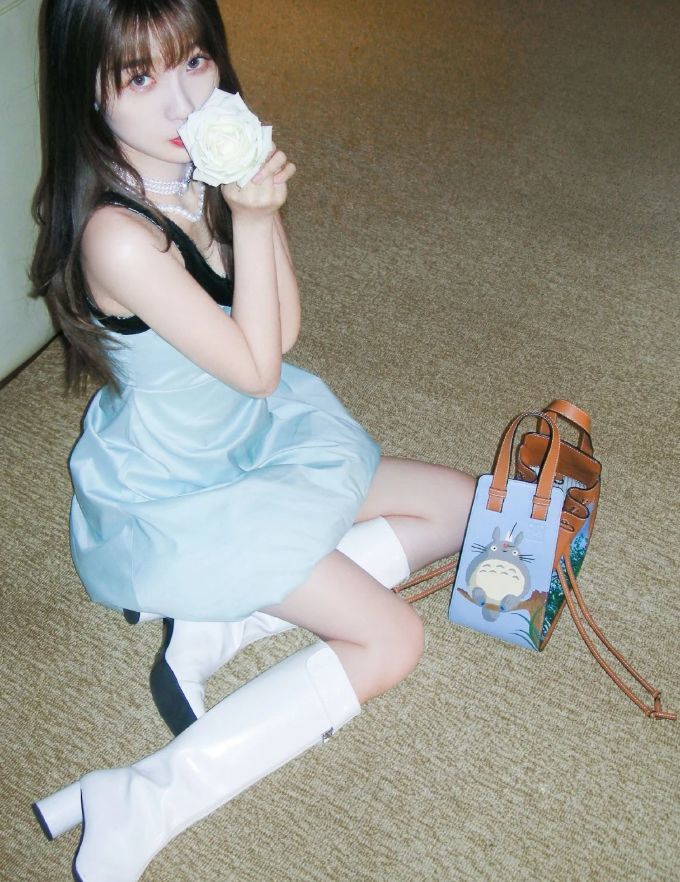 虞书欣穿蘑菇裙,让我印象最深的是她坐在地上时的样子,虞书欣穿着蘑菇