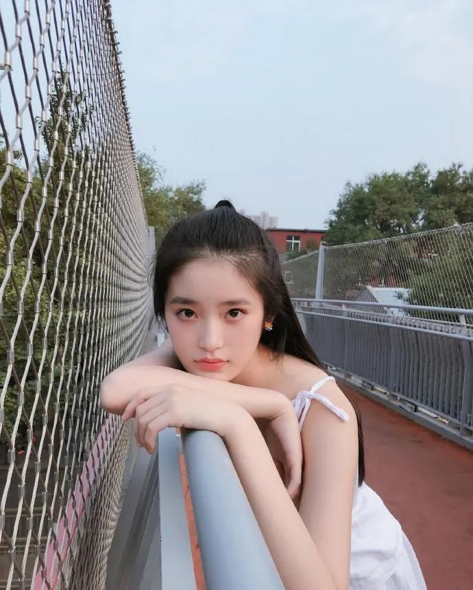 林青霞"女儿"长大了,00后人气小花柴蔚,眉毛简直一模一样