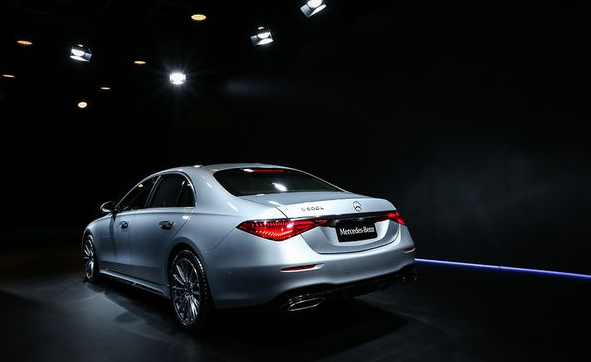 全新奔驰s级带裸眼3d导航入门就上30t还买啥a8