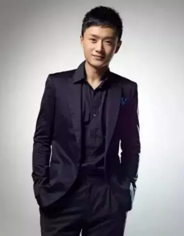 剧中的金鹏是于震饰演的,虽然出场的镜头并不多,但是他的演技大家都是