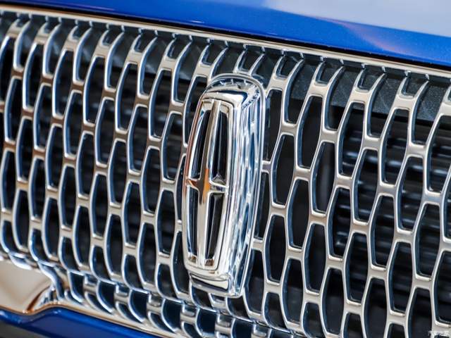 纯镀铬的梯形中网再搭配和网状口相同形状的车标,让前脸的整体感和
